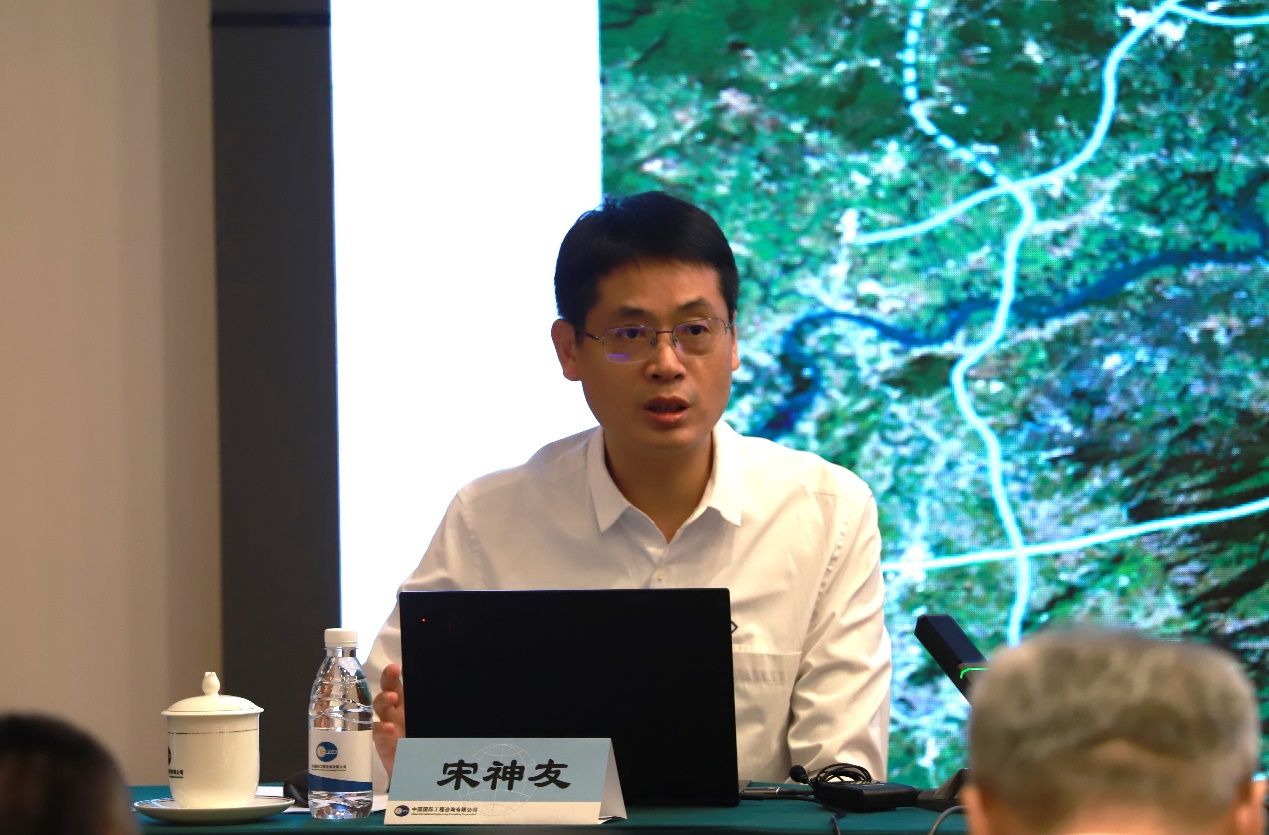 廣東省公路建設有限公司副總經理，原深中通道管理中心主任、總工程師宋神友作專題講座